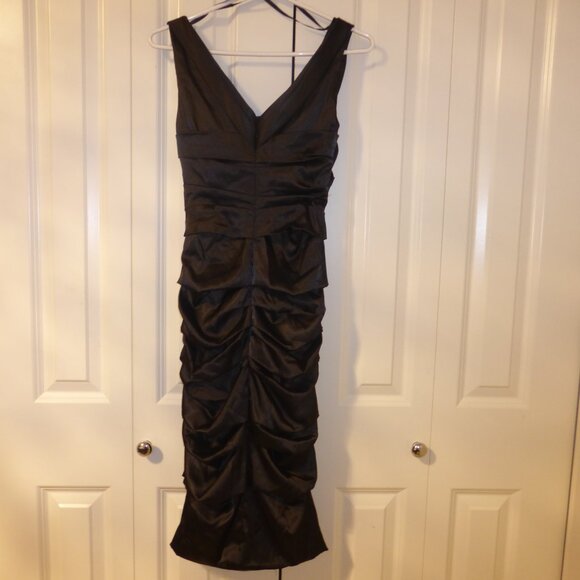 LE CHATEAU black silky satin ruched cocktail party midi dress - Picture 9 of 10